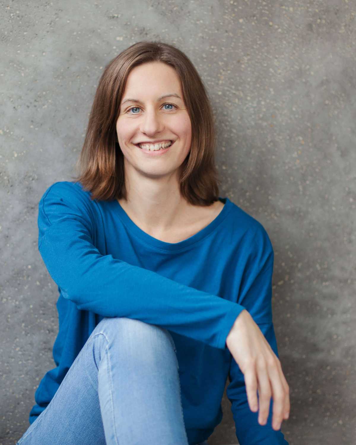 Caro Behler sitzt an der Wand